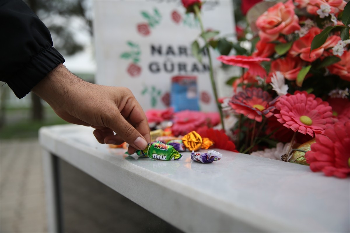 Diyarbakır'da vatandaşlar, kaybolduktan sonra cansız bedenine ulaşılan 8 yaşındaki Narin Güran'ın...