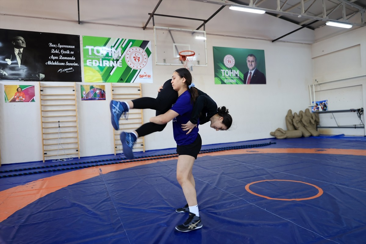 Dünya ve Avrupa şampiyonu kadın güreşçilerin, Kuzey Kıbrıs Türk Cumhuriyeti'nde (KKTC) kadın...