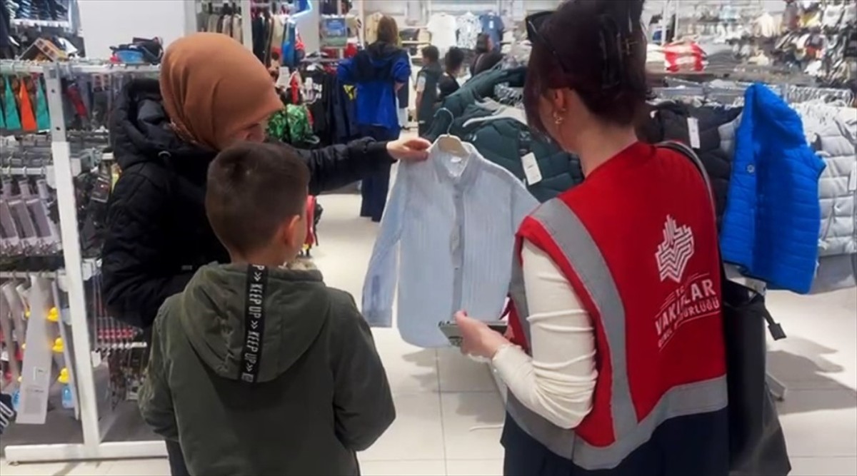 Edirne Vakıflar Bölge Müdürlüğü tarafından Ramazan Bayramı dolayısıyla ihtiyaç sahibi çocuklara...