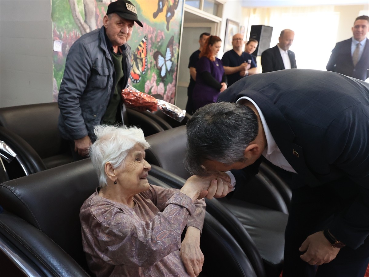 Edirne Valisi Yunus Sezer'in huzurevi ziyaretinde bazı yaşlılar duygusal anlar yaşadı. Sezer...