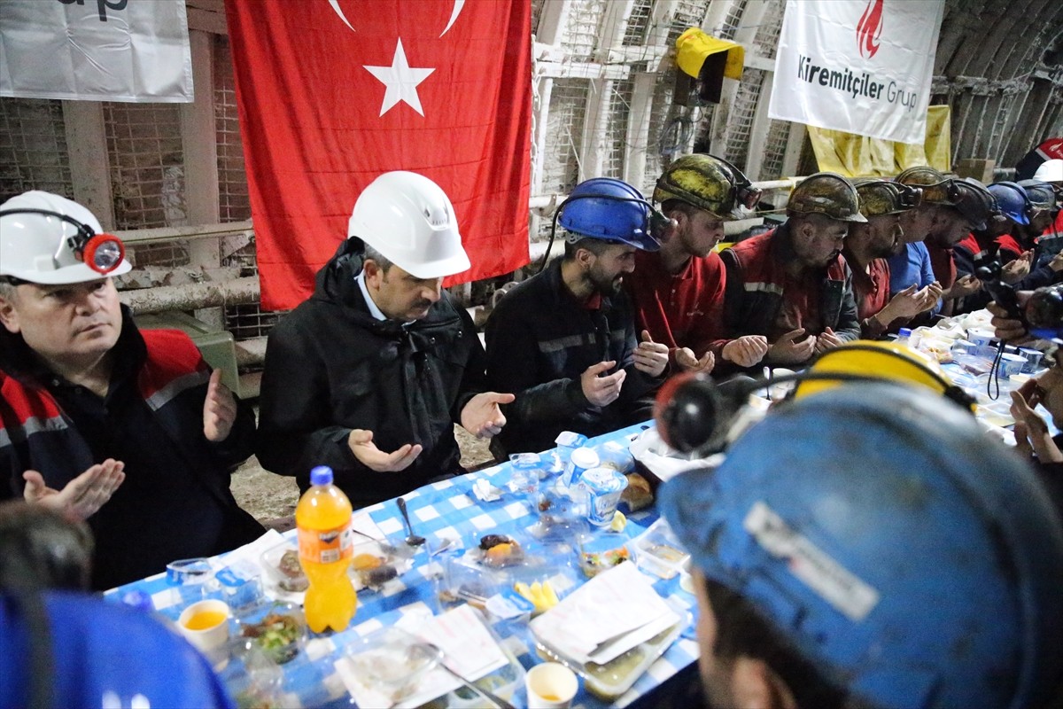 Edirne Valisi Yunus Sezer, maden ocağında işçilerle iftar yaptı. Uzunköprü ilçesinde yerin 200...