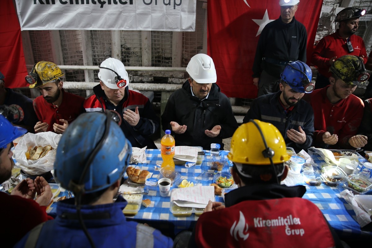 Edirne Valisi Yunus Sezer, maden ocağında işçilerle iftar yaptı. Uzunköprü ilçesinde yerin 200...