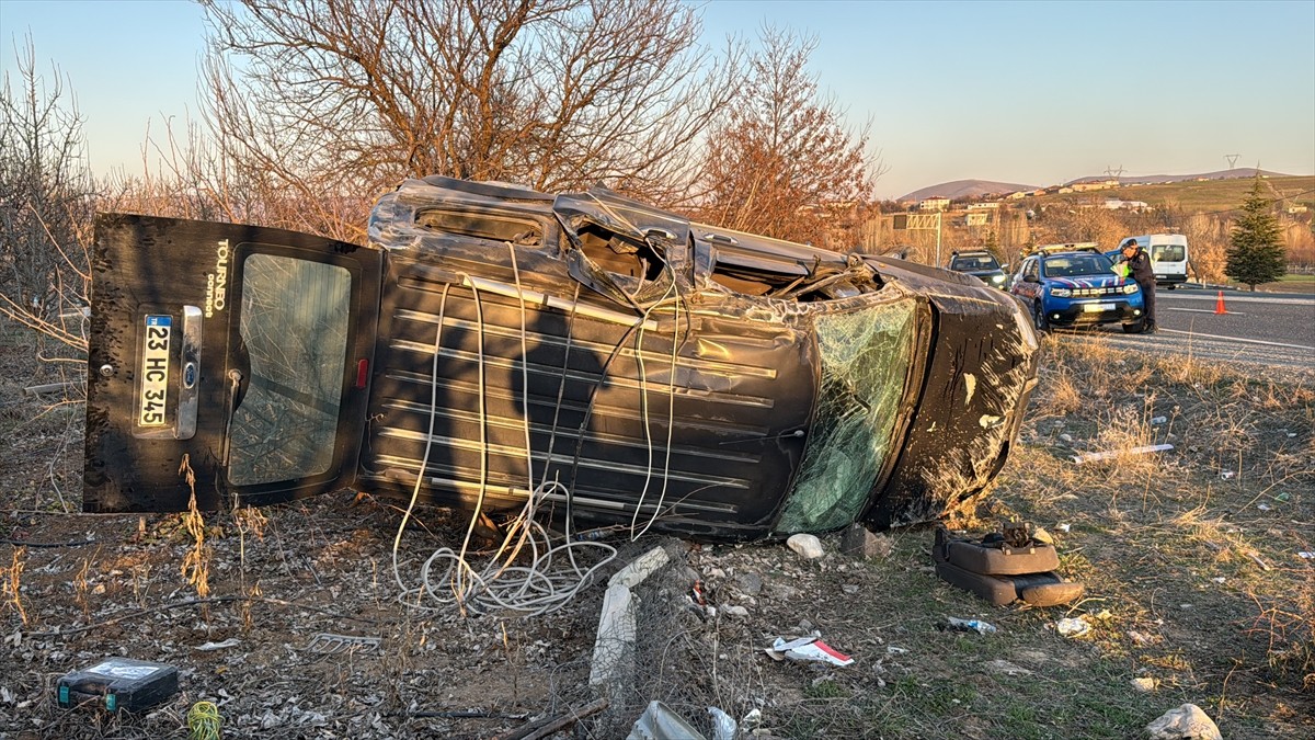  Elazığ'da hafif ticari aracın devrilmesi sonucu 2'si ağır 5 kişi yaralandı.