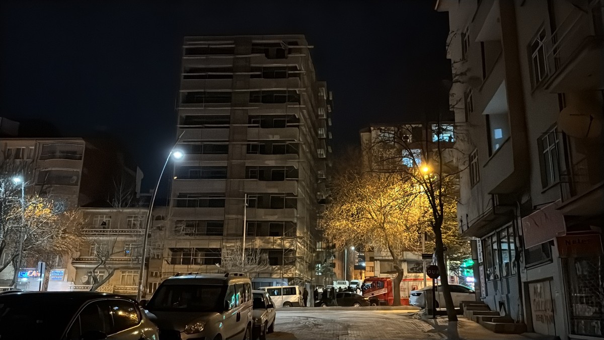 Elazığ'da inşaat halindeki binanın asansör boşluğuna düşen kişi hayatını kaybetti.