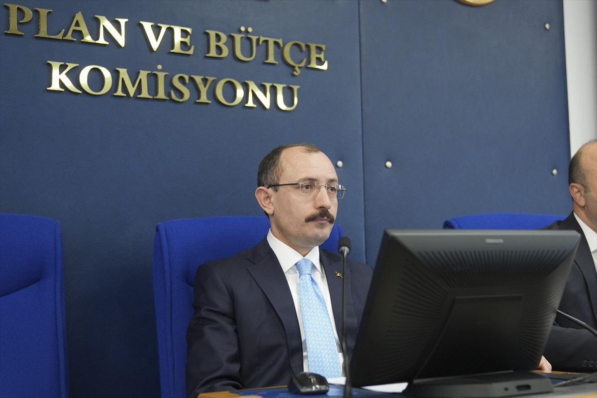 Emekli bayram ikramiyesinin 4 bin liraya yükseltilmesi ile doğum yardımına ilişkin düzenlemeleri...