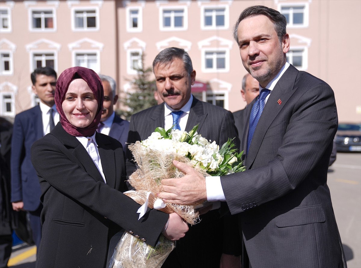 Enerji ve Tabii Kaynaklar Bakanı Alparslan Bayraktar (sağda), Erzurum Valiliğini ziyaret etti....