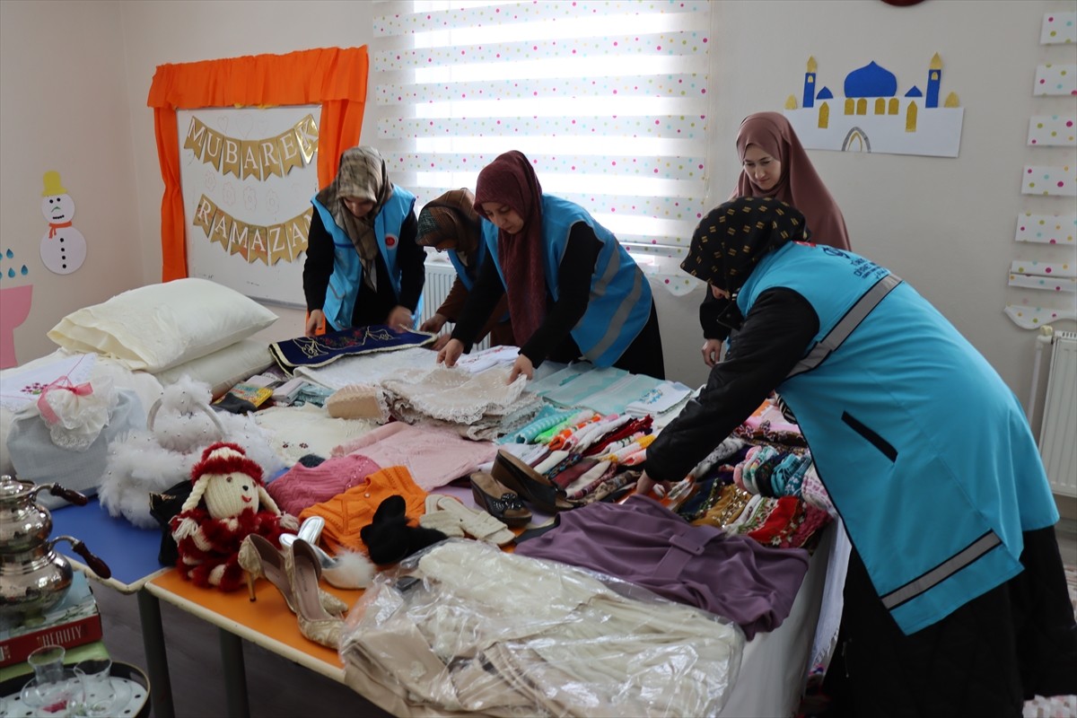 Erzincan'da gönüllü kadınların Kur'an kurslarında toplanarak ilmek ilmek dokuduğu çeşitli eşyayla...