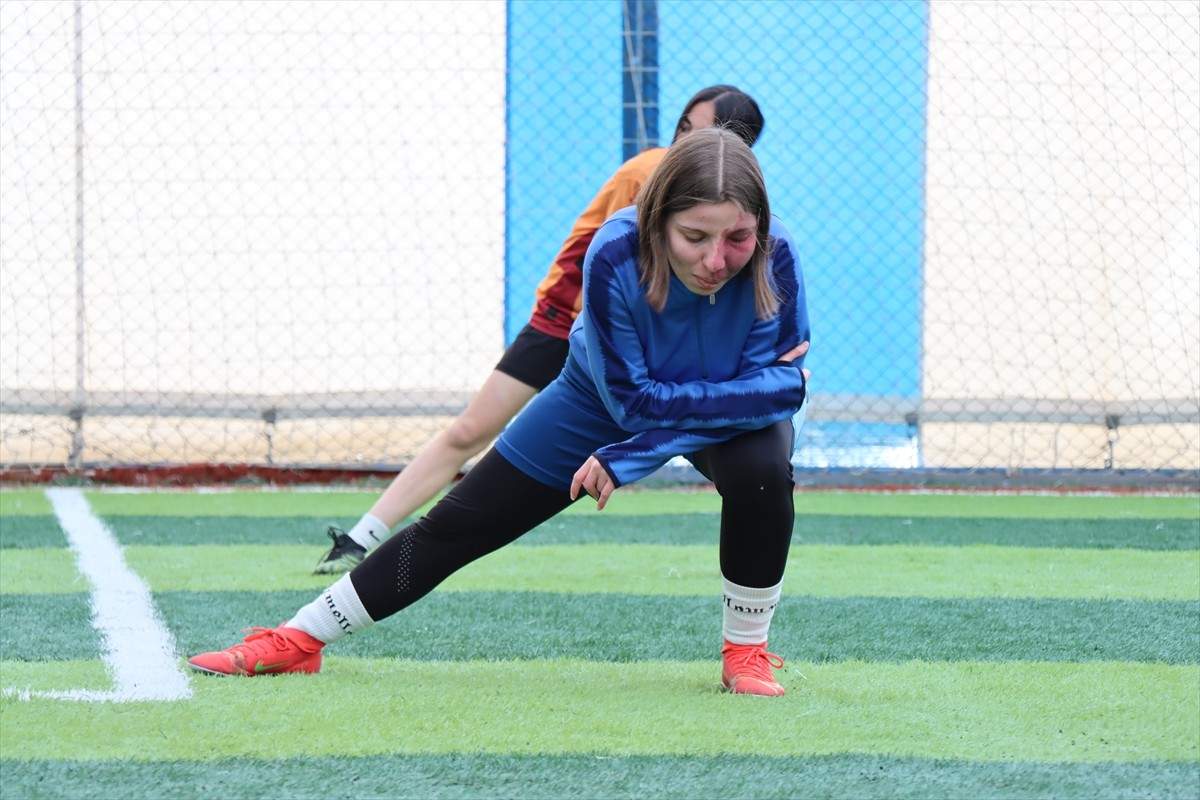 Erzincan 112 Acil Sağlık Hizmetleri'nde doktor olan 26 yaşındaki Aleyna Demir, TFF Kadınlar 3....