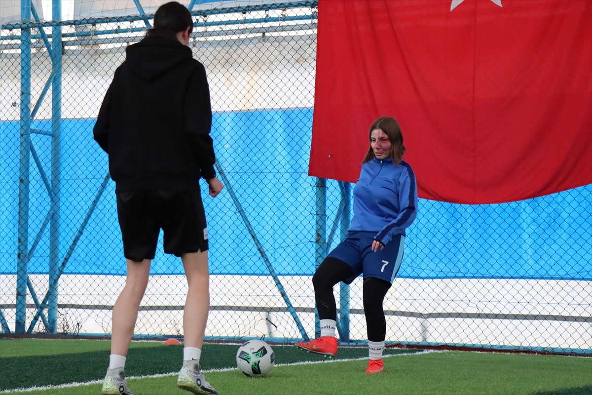 Erzincan 112 Acil Sağlık Hizmetleri'nde doktor olan 26 yaşındaki Aleyna Demir, TFF Kadınlar 3....