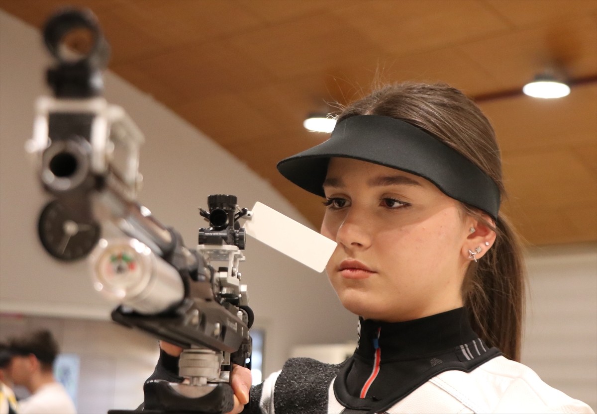 Erzurum'da 3 yıl önce meraktan başladığı atıcılıkta Avrupa üçüncülüğü ile 2 Türkiye şampiyonluğuna...