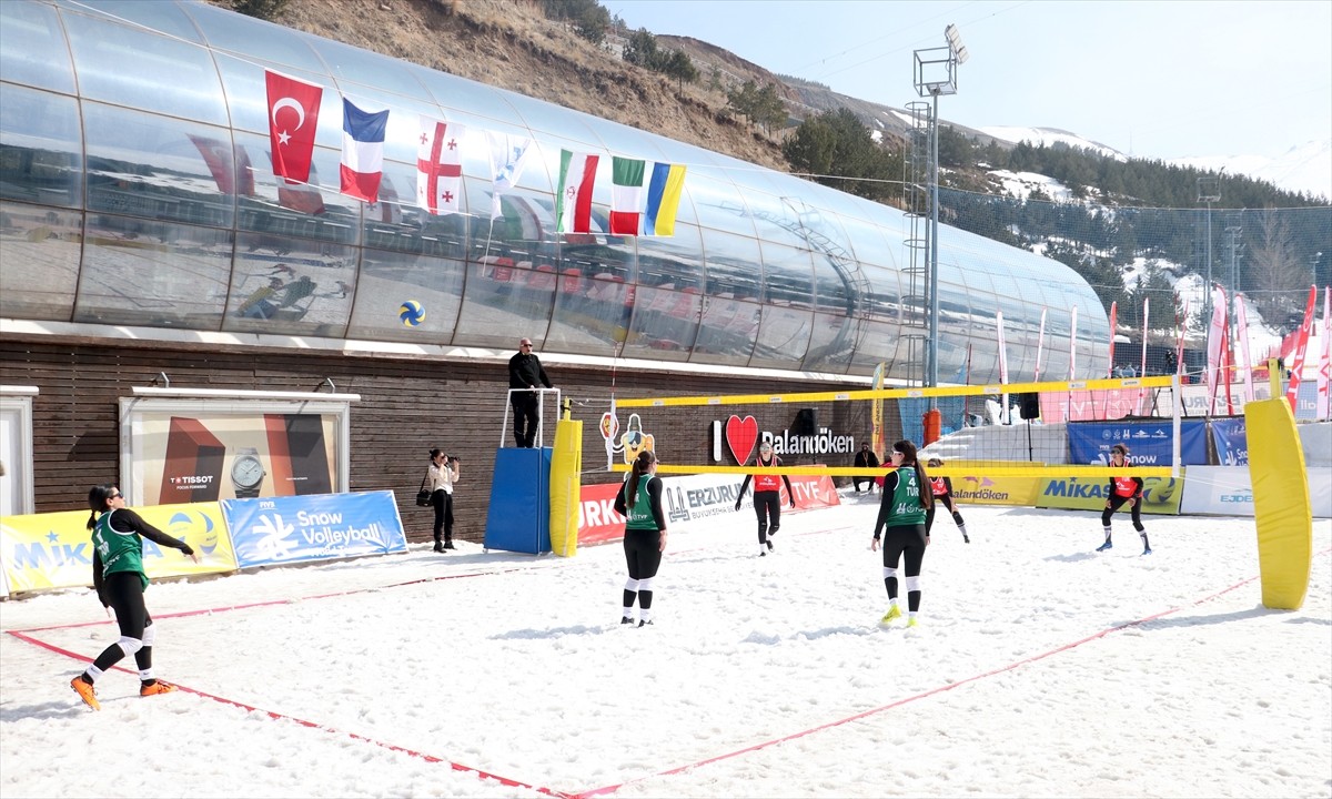 Erzurum'da 5'incisi düzenlenen 2025 FIVB Kar Voleybolu Dünya Turu müsabakaları devam ediyor....