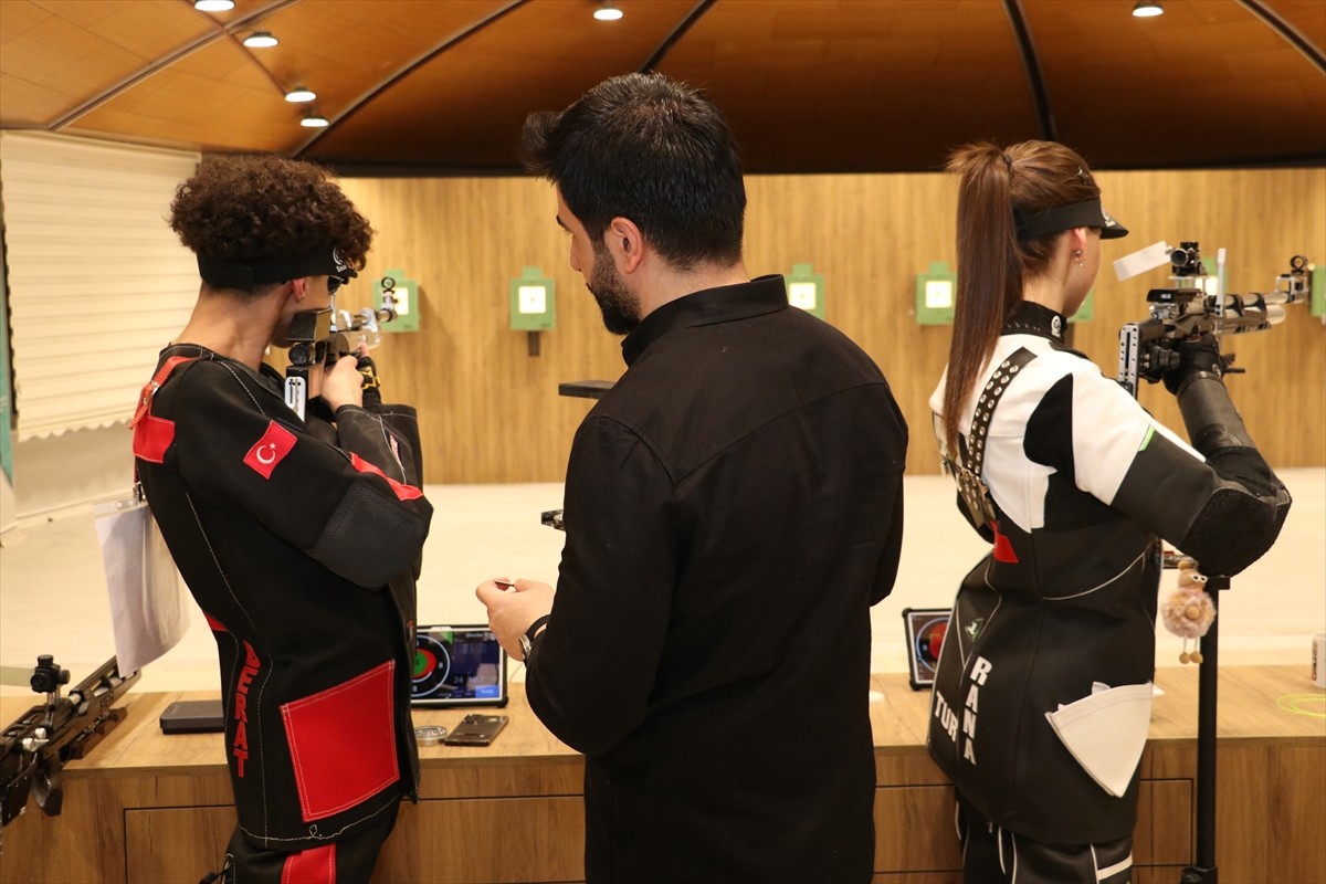 Erzurum'da antrenör Burak ve Zeynep Çağlar çifti, Gençlik ve Spor İl Müdürlüğünün poligonunda...