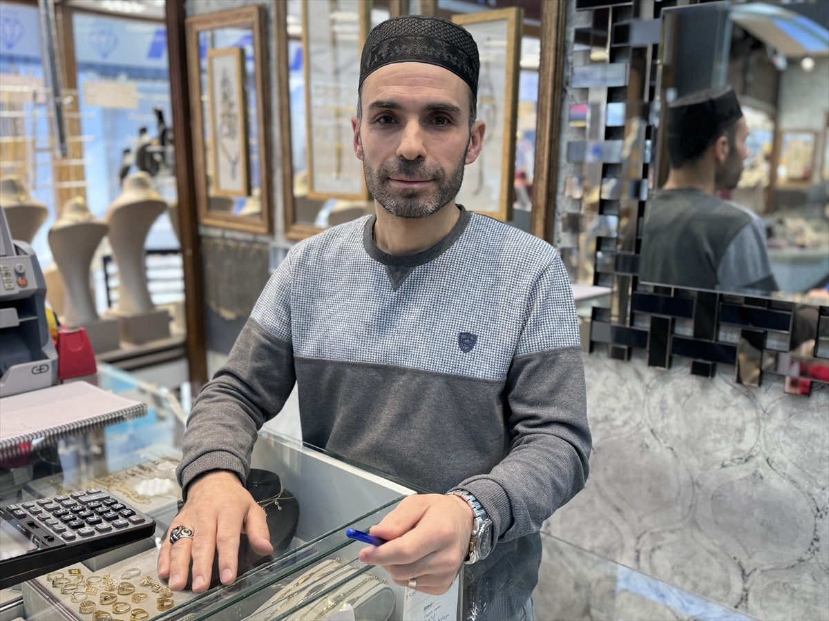 Erzurum'da kuyumcuya sahte altın bozdurup kaçarken polislerce yakalanan zanlı, tutuklandı. Altını...