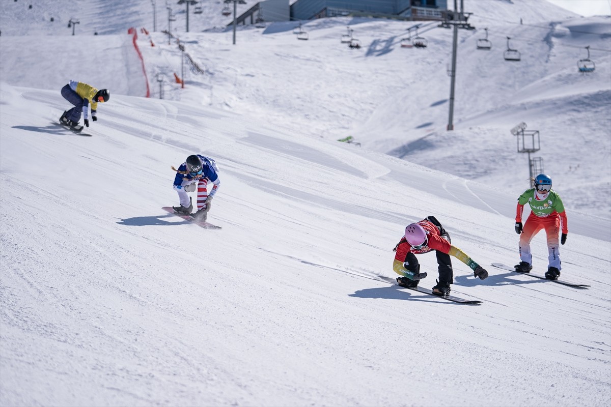 Erzurum'da Palandöken ve Konaklı kayak merkezlerinde 19 ülkeden sporcuların katılımıyla düzenlenen...