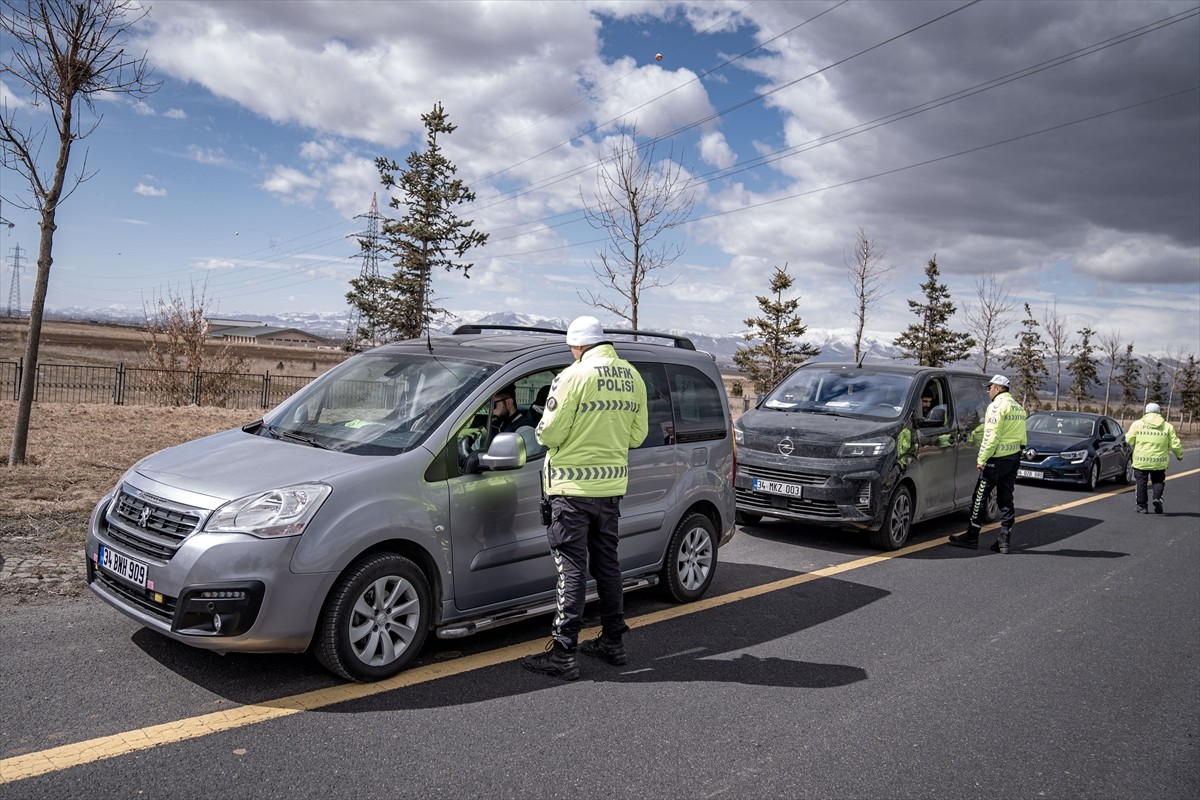  Erzurum'da polis ekipleri, Ramazan Bayramı öncesi dron destekli trafik denetimleri...