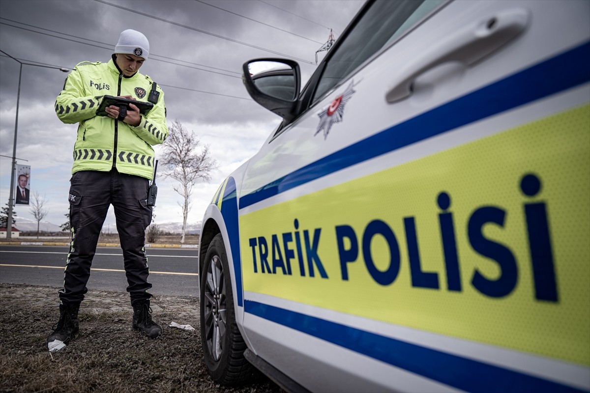  Erzurum'da polis ekipleri, Ramazan Bayramı öncesi dron destekli trafik denetimleri...