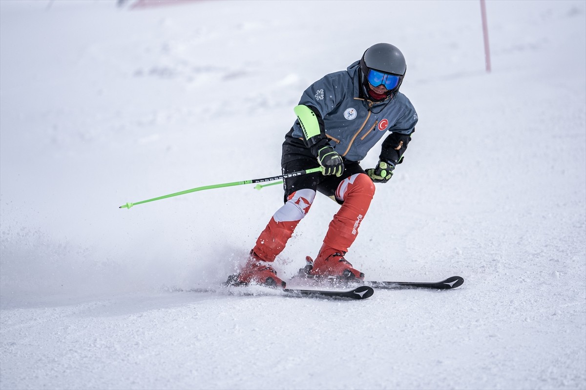 Erzurum'da yaşayan otizmli ikiz milli kayakçılar Muhsin Murat ve Aliye Zeynep Bingül, 1-4 Nisan'da...