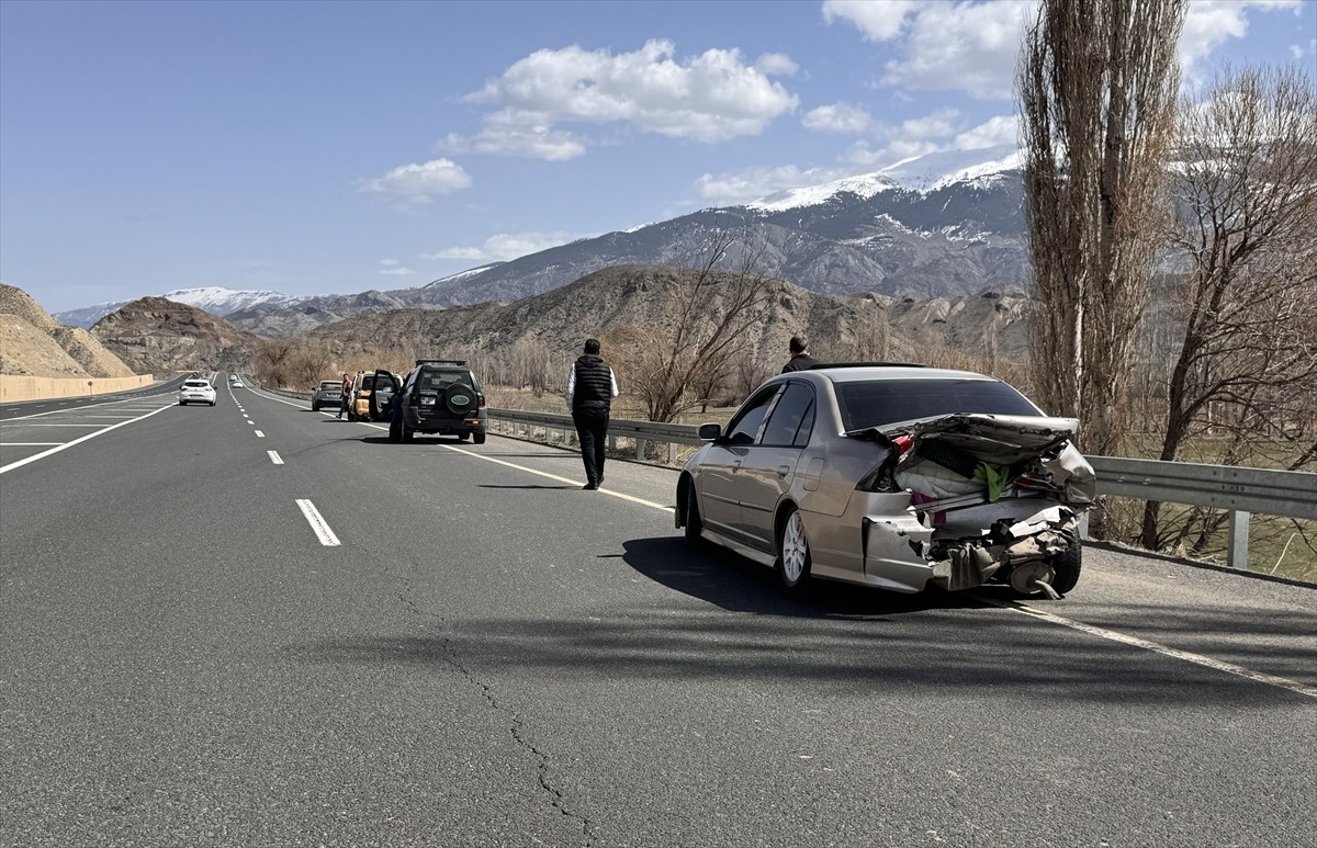 Erzurum'un Oltu ilçesinde hafif ticari aracın otomobile arkadan çarpması sonucu 7 kişi...