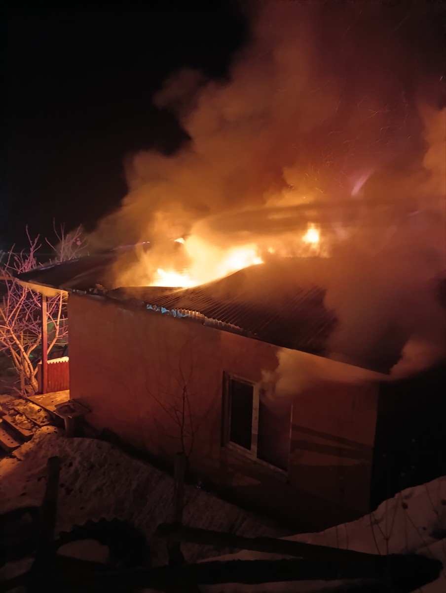 Erzurum'un Şenkaya ilçesinde bir evde çıkan yangın hasara yol açtı.