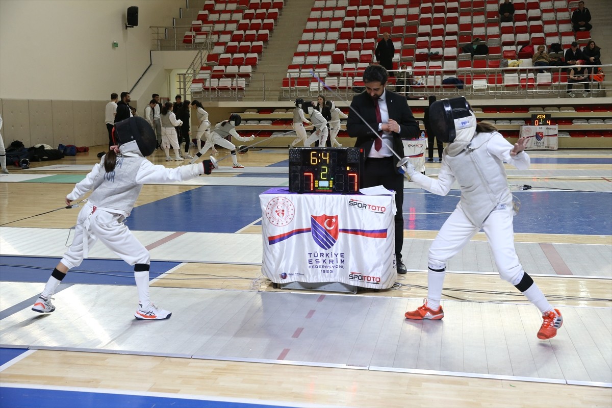 Eskişehir'de, Türkiye Okul Sporları Federasyonunca düzenlenen Okul Sporları Eskrim Türkiye...