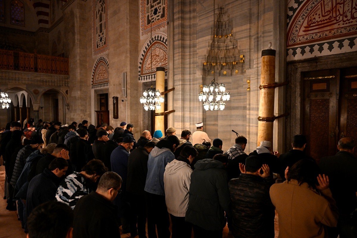 Fatih'teki Şehzadebaşı Camisi'nde toplanan bir grup, Saraçhane'de düzenlenen izinsiz gösterilerde...