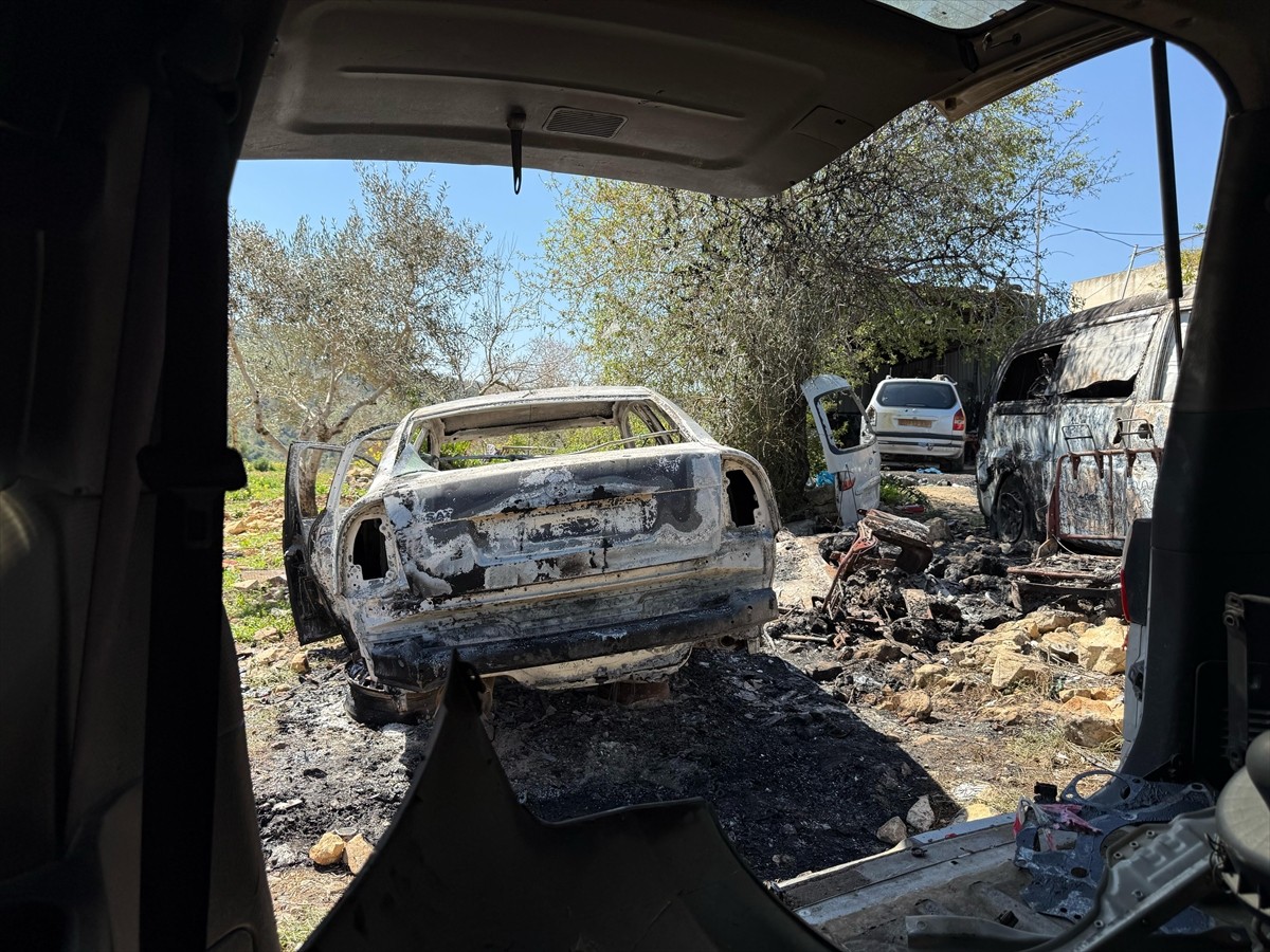 Filistin topraklarını gasbeden İsraillilerin sabahın erken saatlerinde işgal altındaki Batı...