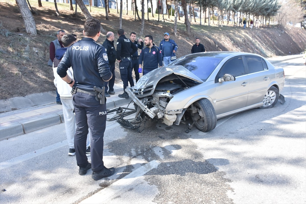 Gaziantep'te otomobil ile hafif ticari aracın çarpışması sonucu 1 kişi hayatını kaybetti, 3 kişi...