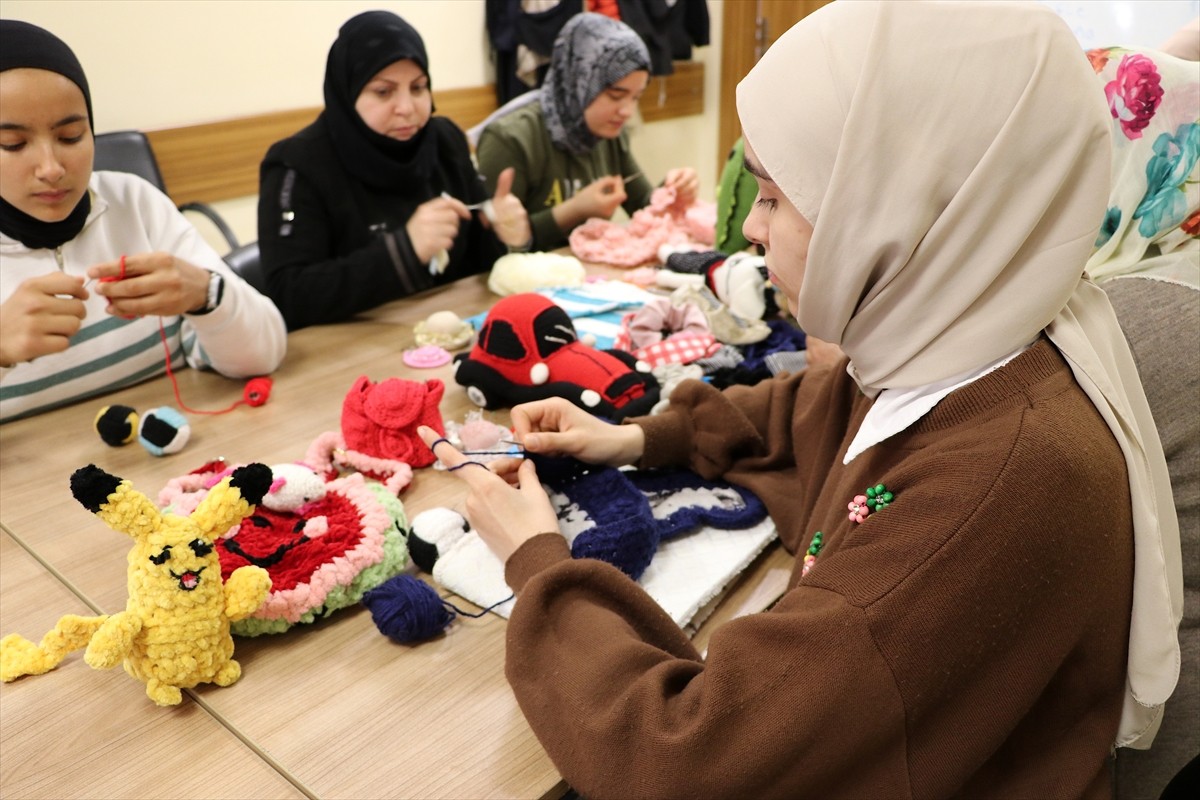 Gaziantep'te "Sıfır Atık Projesi" kapsamında verilen el sanatları kurslarına katılan kadınlar...