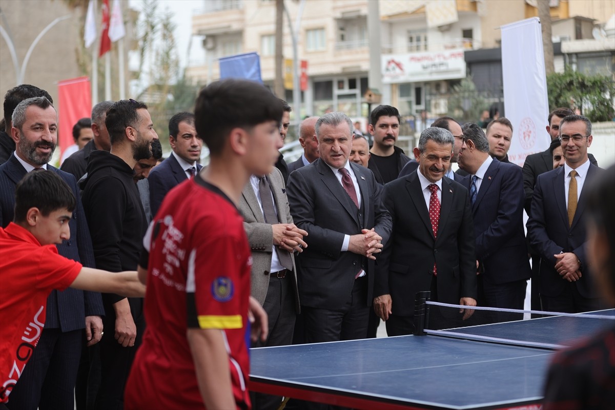 Gençlik ve Spor Bakanı Osman Aşkın Bak, çeşitli temaslarda bulunmak üzere geldiği Şırnak'ta, Cizre...