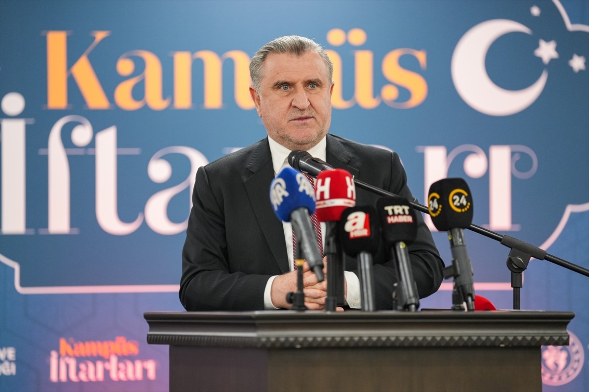 Gençlik ve Spor Bakanı Osman Aşkın Bak, İbn Haldun Üniversitesi öğrencileriyle bakanlığın...