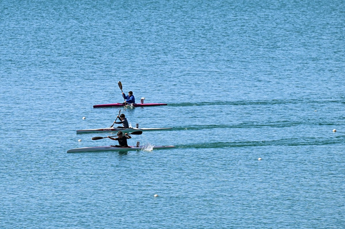 Gençlik ve Spor Bakanlığınca Adana'da düzenlenen Okullar Arası Deniz ve Durgunsu Kano Yarışmaları...