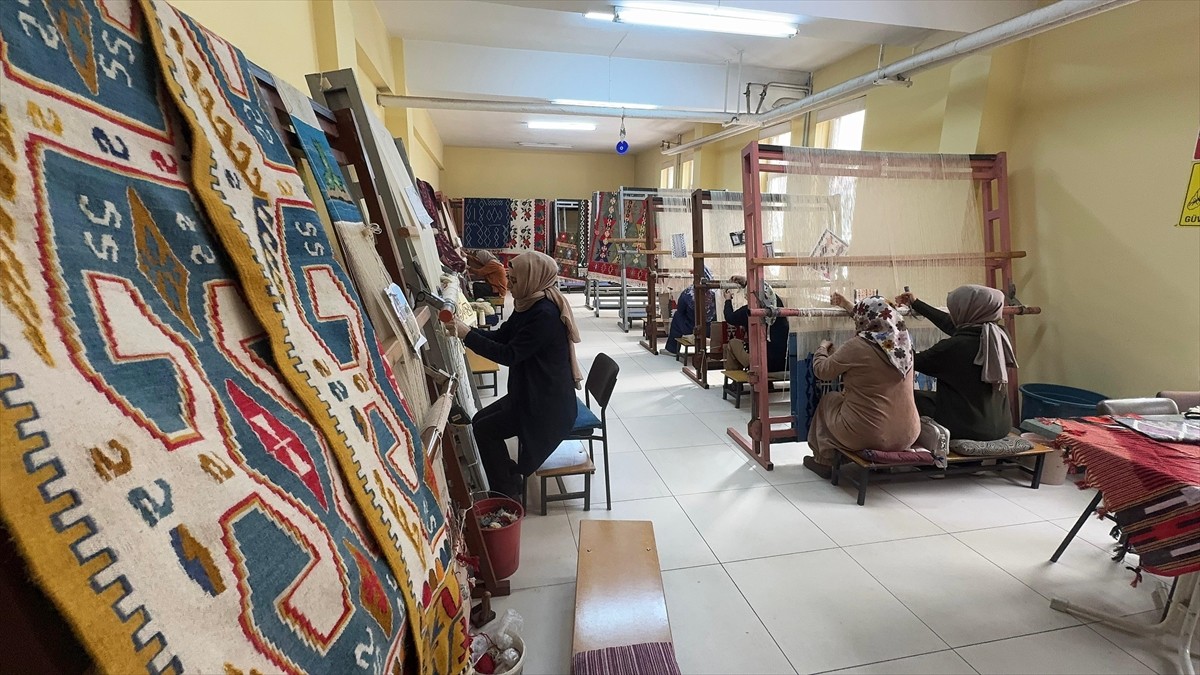 Giresun'un Keşap ilçesindeki atölyede 21 yıldır yöreye özgü kilim dokuyan kadınlar, aile...