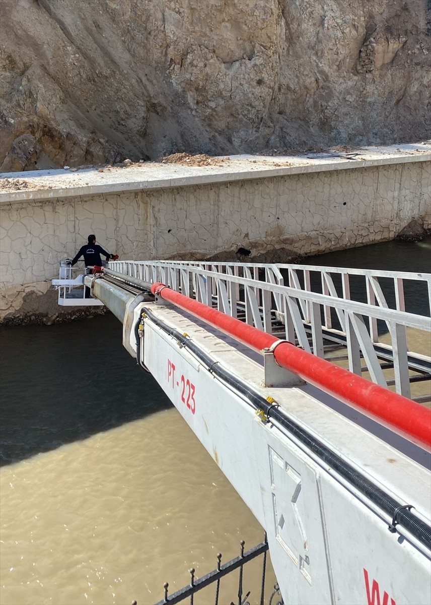 Gümüşhane'de Harşit Çayı'nda mahsur kalan 2 kedi, itfaiye ekiplerince kurtarıldı.