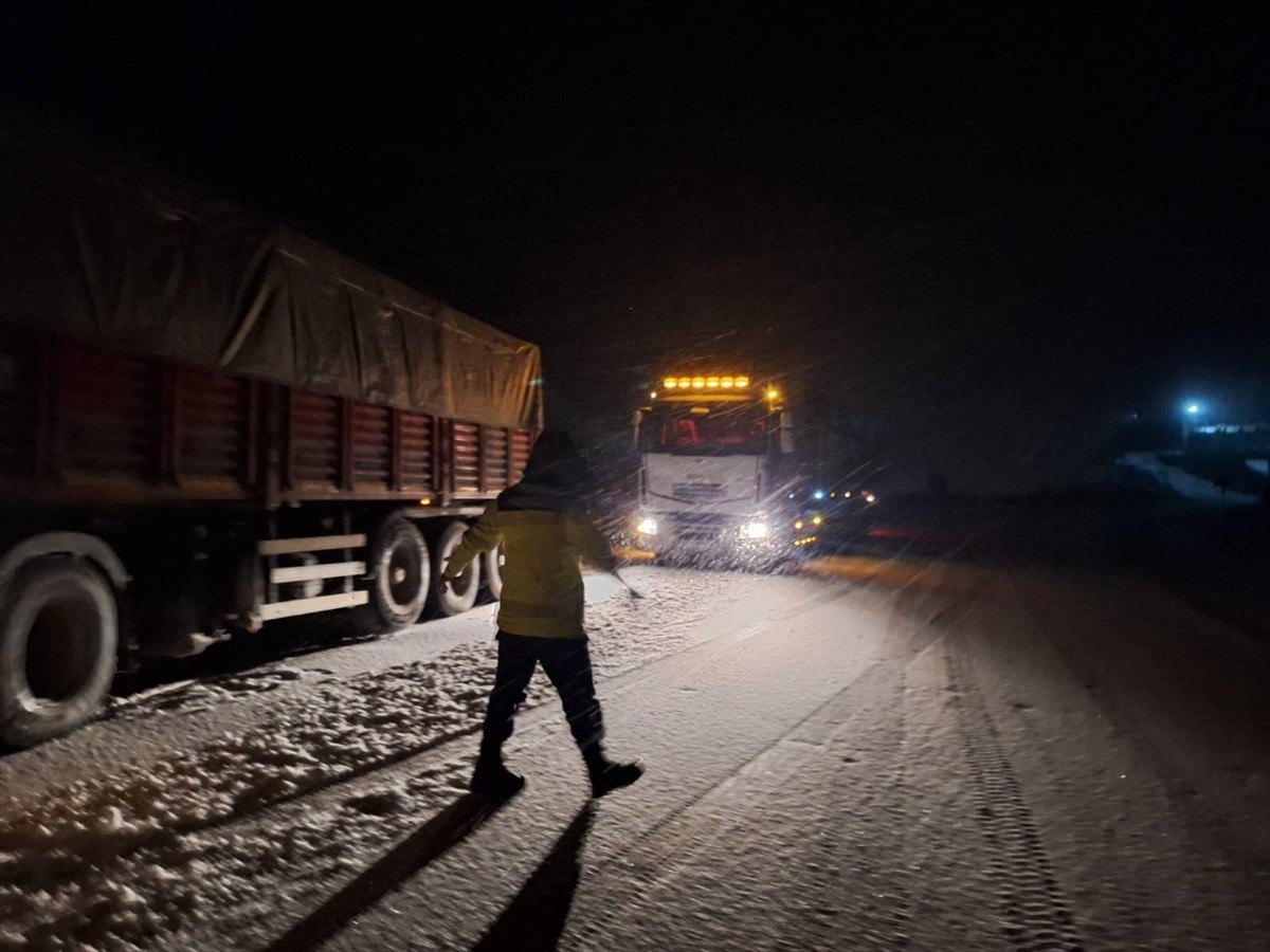 Gümüşhane'de yüksek kesimlerde etkili olan kar yağışı ve tipi hayatı olumsuz etkiledi. Kent...