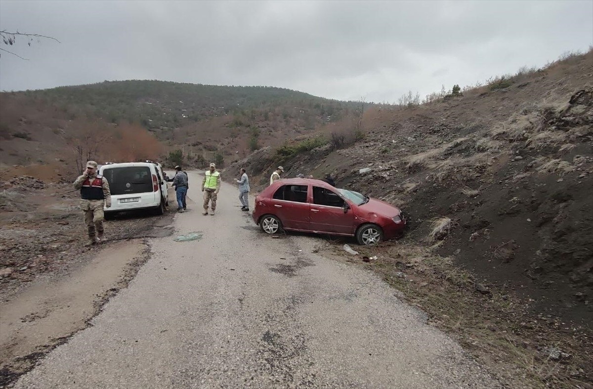 Gümüşhane'nin Kelkit ilçesinde otomobilin şarampole devrilmesi sonucu 1 kişi öldü, 2 kişi...