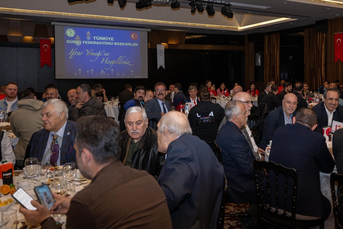 Güreş camiası, Türkiye Güreş Federasyonu tarafından Ankara'da bir otelde düzenlenen iftarda bir...