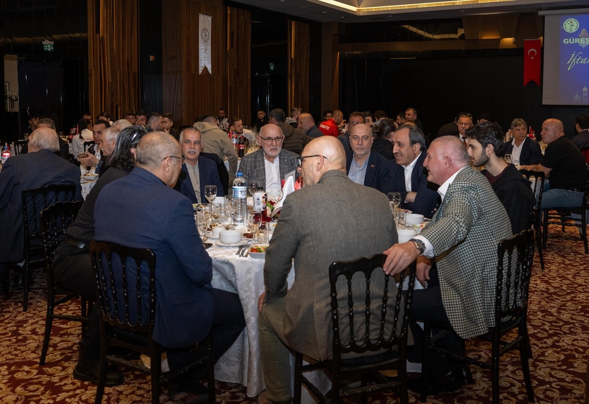 Güreş camiası, Türkiye Güreş Federasyonu tarafından Ankara'da bir otelde düzenlenen iftarda bir...