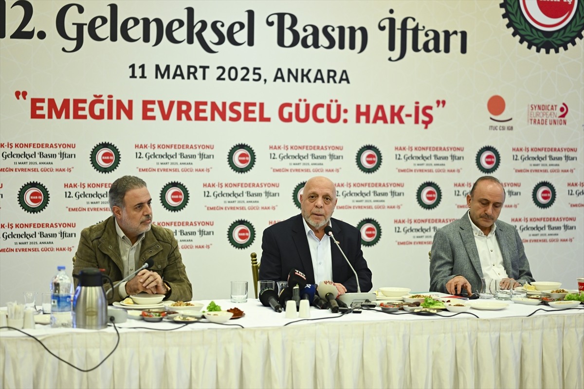 HAK-İŞ Genel Başkanı Mahmut Arslan, HAK-İŞ tarafından bir restoranda düzenlenen iftar programında...