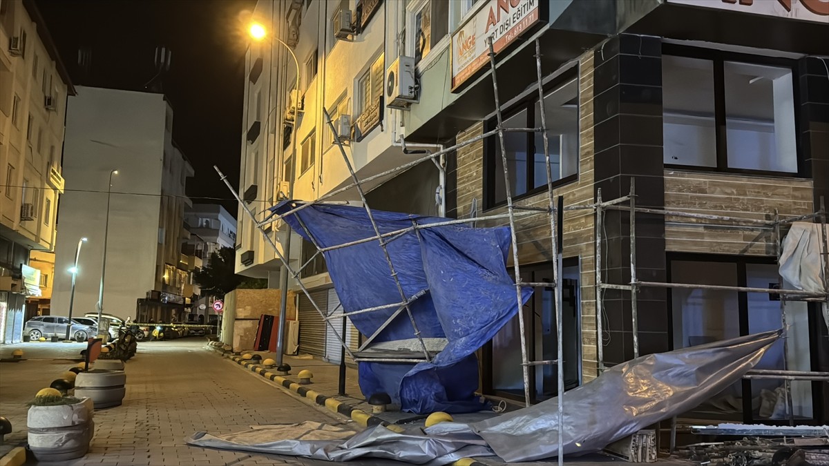 Hatay'ın İskenderun ilçesinde fırtına nedeniyle ağaçlar devrildi, 3 tekne alabora oldu. Kentte...