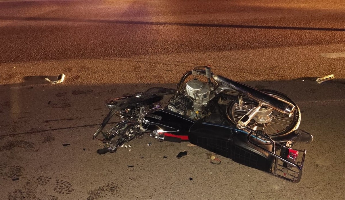 Hatay'ın Kırıkhan ilçesinde tırla çarpışan motosikletteki 2 genç hayatını kaybetti.