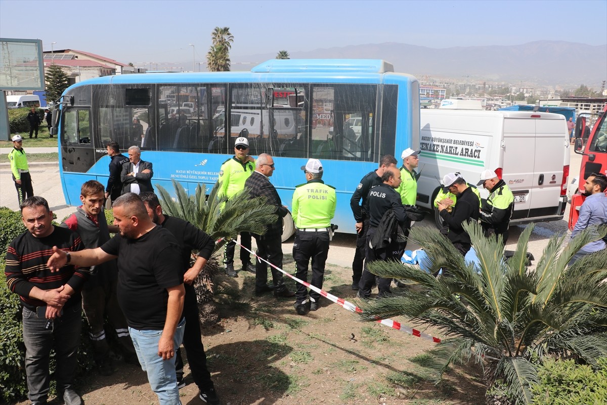 Hatay'ın merkez Antakya ilçesinde, özel halk otobüsünün çarptığı yaya hayatını...
