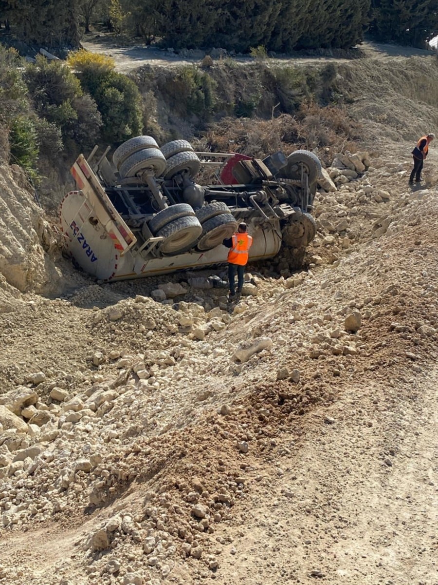 Hatay'ın Samandağ ilçesinde şarampole devrilen arazözün sürücüsü yaşamını yitirdi.