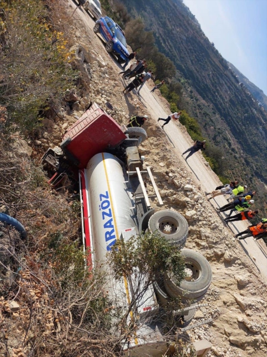Hatay'ın Samandağ ilçesinde şarampole devrilen arazözün sürücüsü yaşamını yitirdi.