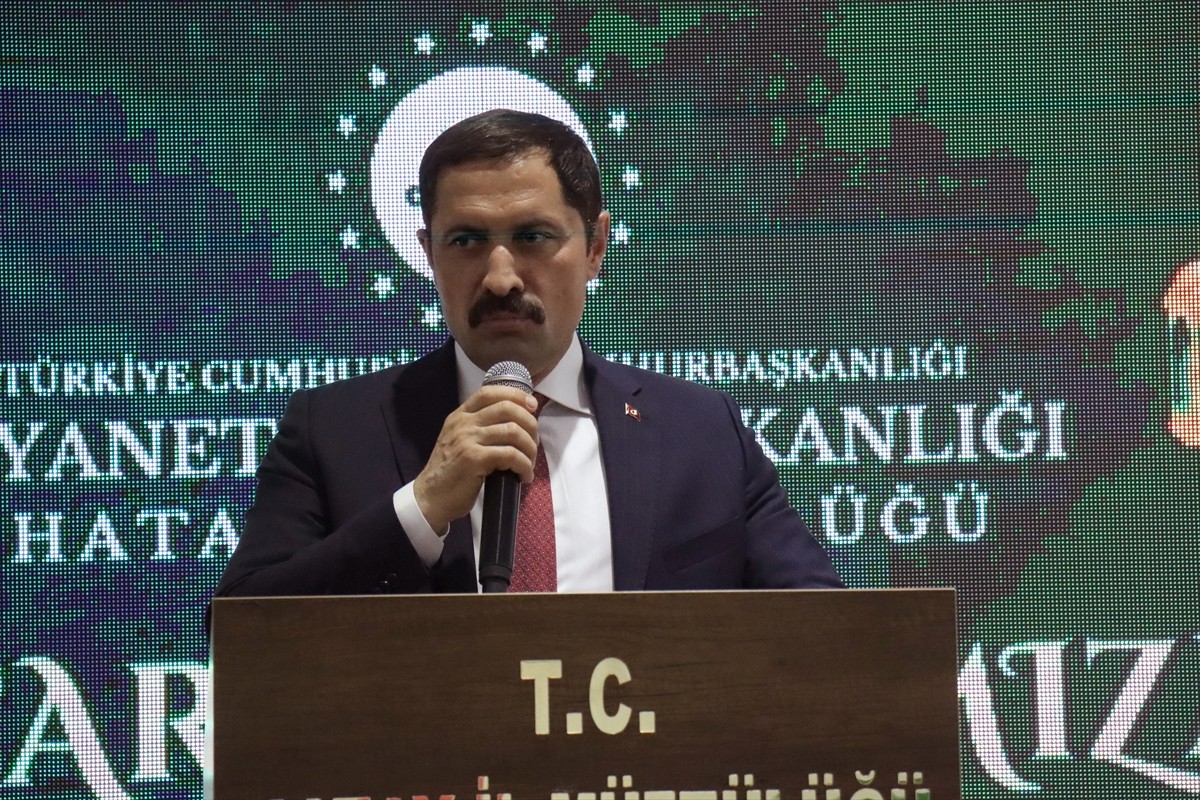 Hatay Valisi Mustafa Masatlı, İl Müftülüğünce düzenlenen iftarda Kur'an kursu öğrencileri ve...