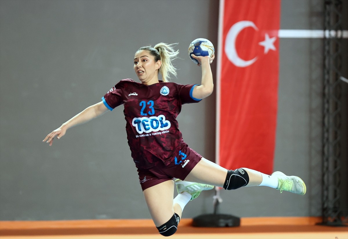 Hentbol HDI Sigorta Kadınlar Türkiye Kupası eleme turu rövanş maçında Ortahisar Belediyespor ile...