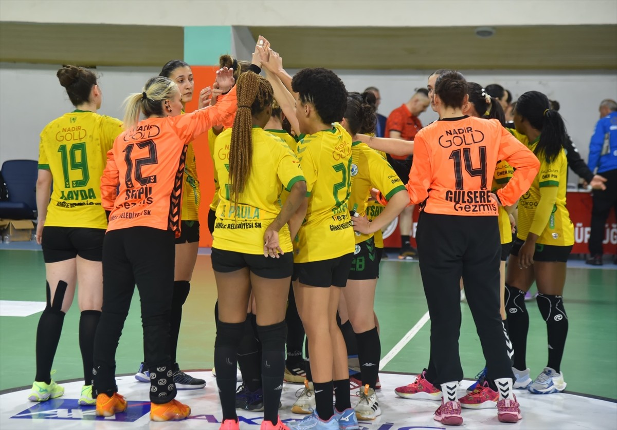 Hentbol Kadınlar Süper Lig'in 17. haftasında Görele Belediyespor, sahasında Kırşehir...