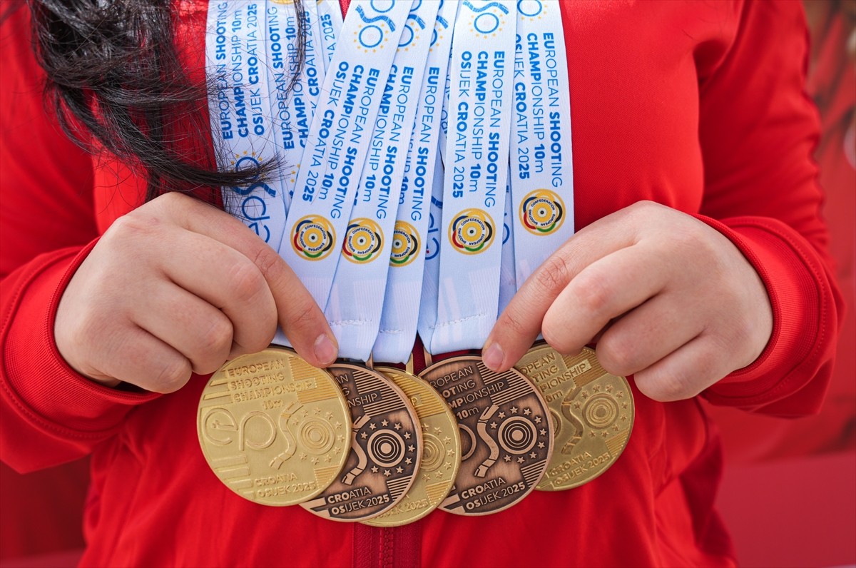 Hırvatistan'da düzenlenen Avrupa Havalı Silahlar Şampiyonası'nda kazandığı madalyalarla bir kere...