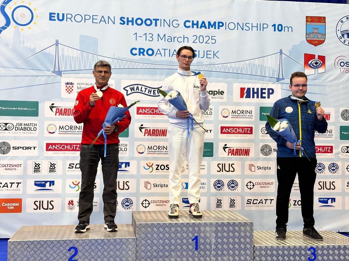 Hırvatistan'da düzenlenen Avrupa Havalı Silahlar Şampiyonası'nda milli atıcı Yusuf Dikeç (solda)...