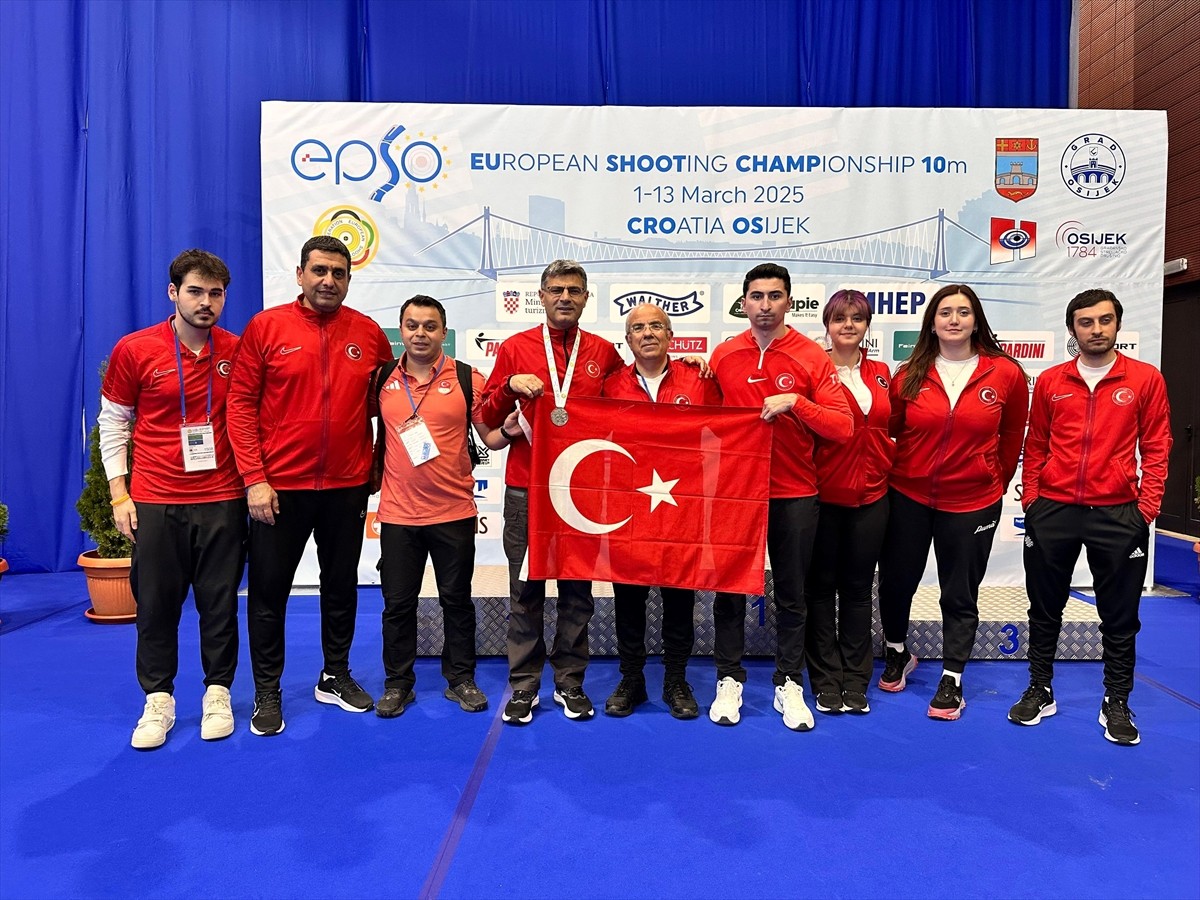 Hırvatistan'da düzenlenen Avrupa Havalı Silahlar Şampiyonası'nda milli atıcı Yusuf Dikeç (solda)...