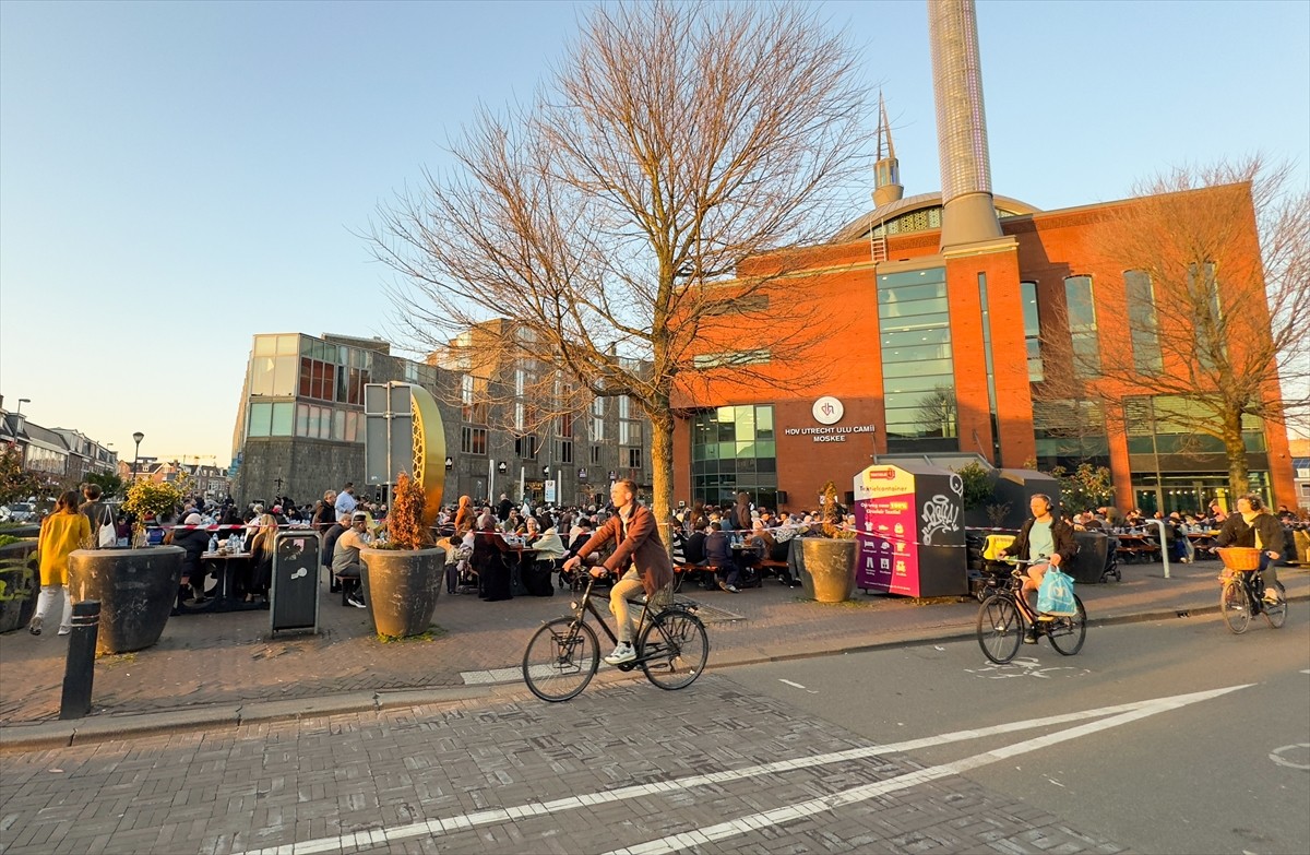 Hollanda Diyanet Vakfına (HDV) bağlı Ulu Cami Vakfı yönetimi tarafından "Cami Meydanı"nda...